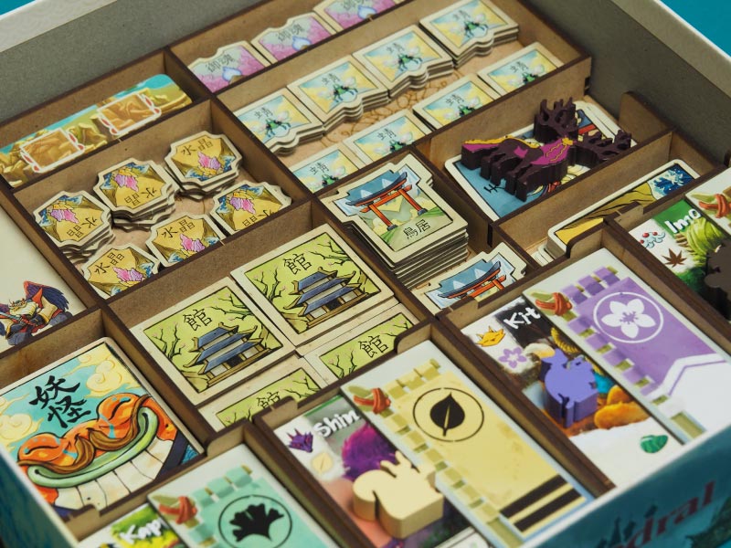 Interior de la caja de Bitoku con todo organizado