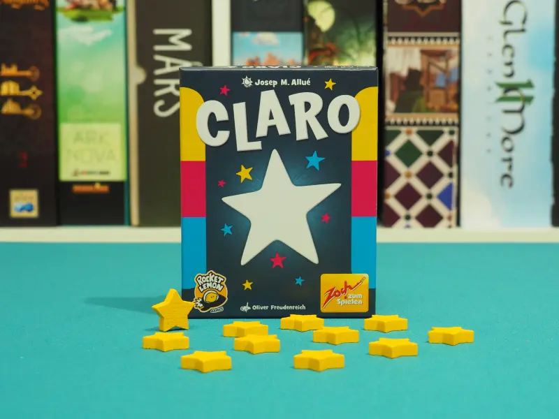 Caja y estrellas del juego de mesa Claro